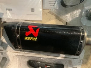 NUEVO Escape Deslizable Fibra de Carbono Akrapovic S-H3SO7-APC 18-20 Honda CB300R R5S2BM - Imagen 1 de 10