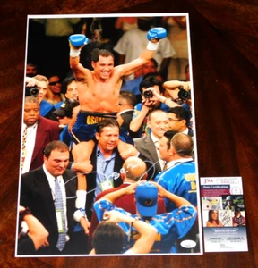 OSCAR DE LA HOYA "THE GOLDEN BOY" BOXING LEGEND SIGNED 12X18 PHOTO!!! - Picture 1 of 1