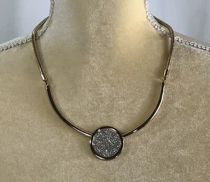 Collar Chico's cadena tono dorado con colgante incrustado de diamantes de imitación 21 pulgadas de largo - Imagen 1 de 7