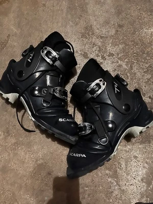 Bota de Touring Scarpa T4 Telemark 28.5 Usada Foto 1 de 4