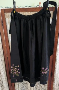 Antiguo Delantal Victoriano Negro Dobladillo Violeta Bordado Tafetán COMO ESTÁ Piezas Upcycle - Imagen 1 de 14