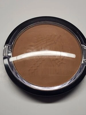 Mary-Kate and Ashley Illuminating Bronzing Powder (Sunkissed Bronze) - Image 1 of 3