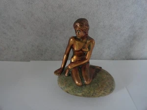 Sirena in bronzo vintage seduta su una roccia 3" - Foto 1 di 6