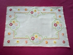 Napperon  Art déco coton brodé de fleurs en relief 42 cm x 30 cm   - Picture 1 of 4