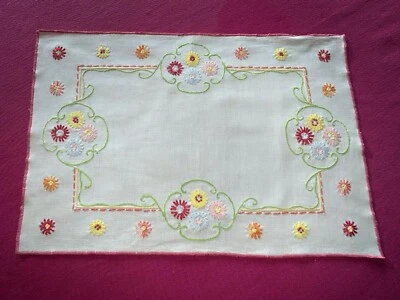 Napperon  Art déco coton brodé de fleurs en relief 42 cm x 30 cm   - Photo 1/4