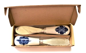 Vinatge Bombay Company 2er Set Käsestreuer Messer Rosettenmuster Neu - Bild 1 von 4