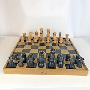 Set Scacchi Tagua Noce Tavola Legno Pieghevole Vintage Intagliata e Dipinta A Mano Ecuador - Foto 1 di 21