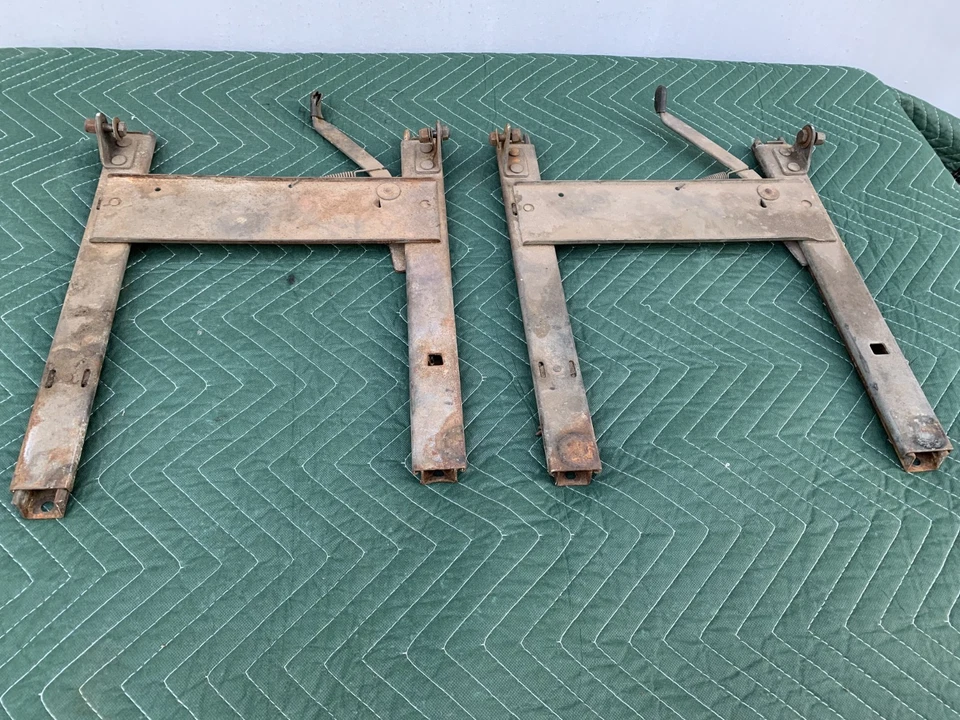 PAR DE ASIENTOS INTERIORES ORIGINALES TRIUMPH TR4A PISTAS DESLIZANTES CORREDOR 1965 1966 1967 Foto 1 de 4