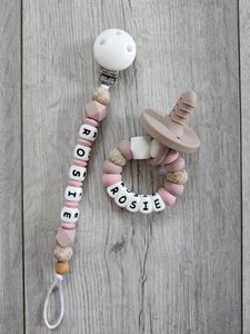 Baby Mädchen Schnuller Geschenkset personalisiert mit beliebigem Namen Babyparty Geschenk - Bild 1 von 3