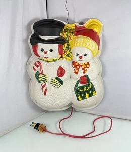 Muñeco de nieve iluminado 3D plástico moldeado vintage colgante de pared decoración de Navidad 10”x12,5” - Imagen 1 de 15