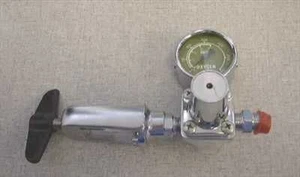 CIG 25-002 Single Stage Mini 0xygen Regulator w/Yoke - Picture 1 of 3
