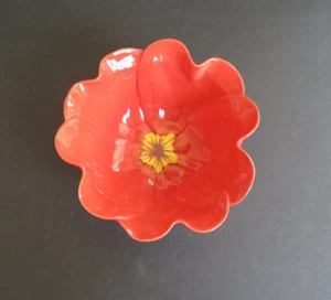 Semilla de mostaza y brillo de luna ~ cuenco pequeño con flor roja ~ cuenco de 4" ~ hecho en Sudáfrica - Imagen 1 de 4