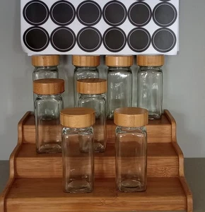 Küche Aufbewahrung 8 Quadratische Glas Gewürz Flaschen Bambus Deckel Leere Etiketten 4,25" - Bild 1 von 6