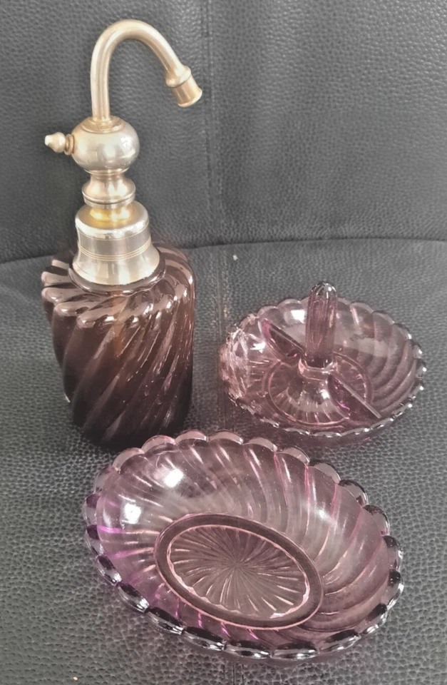 NECESSAIRE TOILETTE EN VERRE ANCIEN VIOLET:  ATOMISEUR, POT BAGUIER, PORTE SAVON - Photo 1/4