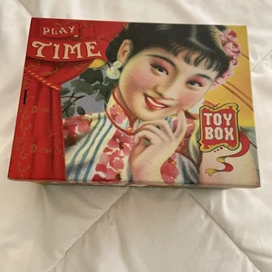 2011 Blue Q Play Time Spielzeugkiste aufklappbar Zigarrenkiste Blech Retro Sammlerstück -- ANSEHEN - Bild 1 von 8