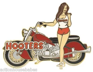 PIN INSIGNIA HOOTERS SEXY MORENA NIÑA ROJA Y DORADA MOTOCICLETA/BICICLETA/MOTERO SOLAPA - Imagen 1 de 3