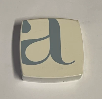 Maquillaje compacto suavizante Almay Line FPS 15, 220 neutro 0,35 oz Foto 1 de 4