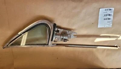 Cadillac Deville 1961 ventana de ventilación lateral del pasajero Foto 1 de 4