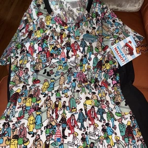 Where’s Waldo Scrub Top Women’s Unisex Medium Tooniforms New - Picture 1 of 12