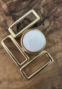 Broche prendedor vintage años 80 cabujón blanco geométrico tono dorado - Imagen 1 de 5