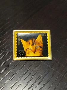 Katze USA Porto 37 Cent Briefmarke Anstecknadel Hutnadel gf - Bild 1 von 3