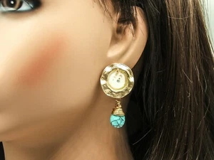 Boucles d'oreilles goutte coquillage cassé ton or avec pierres turquoise facettées - Photo 1/3