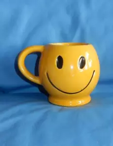 Taza de café McCoy cara sonriente amarilla - Imagen 1 de 6