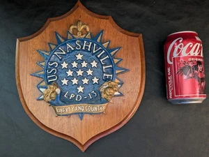 Targa in legno USS Nashville LPD-13 Austin Class Transport Insignia 9 1/2 x 11 in - Foto 1 di 5