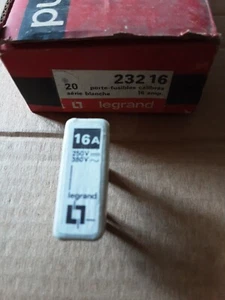 1 Fusible porcelaine 16 Ampères Legrand Entraxe des broches De 2 cm Neuf - Picture 1 of 3