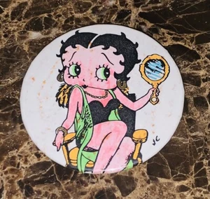 "Espejo vintage Betty Boop pin-back botón 2,25"" colorido aspecto en mano" - Imagen 1 de 2