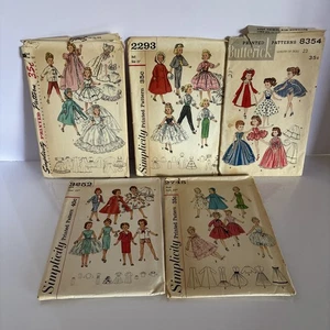 Lotto 5 modelli da cucire guardaroba bambole vintage anni 50-60 misura 23” semplicità - Foto 1 di 7