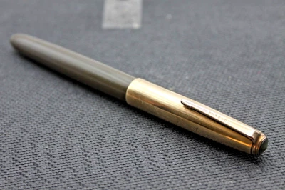 Винтажная перьевая ручка Parker VS с золотой крышкой - Изображение 1 из 4