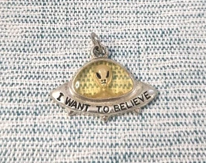 Ailen Pendant "I Want To Believe" ET Fun Quirky Believer Spaceship UFO - Picture 1 of 2