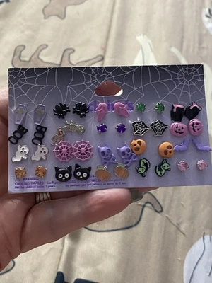CLAIRS HALLOWEEN LOT OF 20 POST EARRINGS GHOSTS, CATS, PUMKINS, BATS, SKULLS - Image 1 of 4