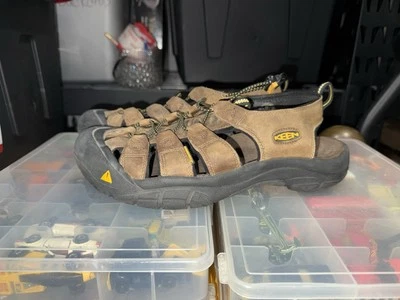 Sandalias deportivas Keen Newport de cuero marrón para hombre zapatos 10,5 usadas en excelente estado Foto 1 de 4