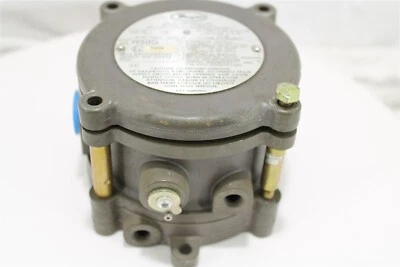 Dwyer 1950G-1-B-120-NA Explosion-Proof Differential Pressure Switch - Image 1 of 4