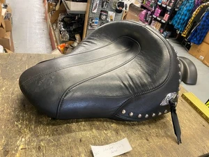 Harley-Davidson genuino OEM 06-17 Heritage tachonado concho asiento individual 51493-09 - Imagen 1 de 9