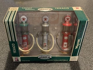 Nuovo con scatola 1999 - TEXACO - GEARBOX - POMPE BENZINA WAYNE anni '20 - Set di 3, pressofuso, 1:25 - Foto 1 di 8