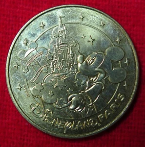 MEDAGLIA RICORDO PARCO DISNEYLAND PARIS 2022 FRANCE SOUVENIR TOPOLINO DISNEY - Foto 1 di 3