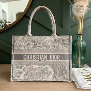 Borsa a libro Christian Dior Toile De Jouy grigio ecrù media usata in ottime condizioni - Foto 1 di 16