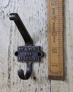 PAQUETE DE 2 GANCHOS ANTIGUOS DE HIERRO FUNDIDO 2 PARTES ABRIGO Y SOMBRERO HECHOS EN PLACA DE CASCO 110mm - Imagen 1 de 1