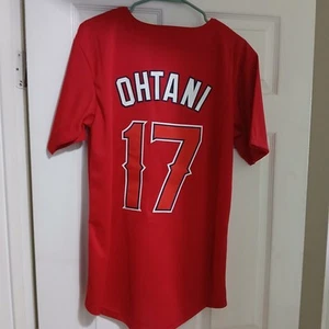 Shohei Ohtani Showtime Button-Down Trikot #17 *rot* Gr. S/M - Bild 1 von 2