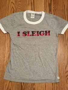 ROSA Weihnachtsshirt Größe Small I Schlitten Ringer T-Shirt Urlaub Victoria's Secret gebraucht, in einwandfreiem Zustand - Bild 1 von 7