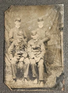 Foto tipo tinte sexta placa: 4 hombres con uniformes ocupacionales militares paramilitares - Imagen 1 de 4
