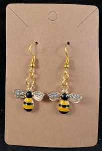 Schwarze & gelbe Biene Ohrringe - funkelnde Flügel - Hänger - goldene Haken - Handarbeit - Bild 1 von 3