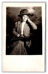 RPPC Studio View Ritratto Donna Cappello Grande con Abito Piuma Strappato UNP Cartolina S3 - Foto 1 di 2