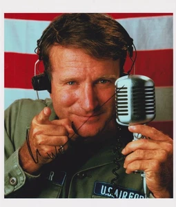 Robin Williams 8" x 10" Photo Hand Signed in person in 2010 + COA Guarantee - Picture 1 of 1