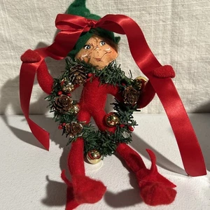 2010 Annalee 9” Wannabe a corona elfo rosso ghirlanda pino rosso campane arco 75° - Foto 1 di 6