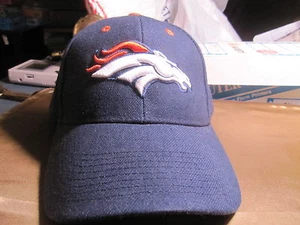 SOMBRERO DE FÚTBOL AMERICANO DE LA MARCA NFL BRONCOS - Imagen 1 de 4