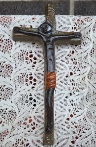 Escultura de pared crucifijo de cerámica europea de mediados de siglo 11,5 x 6 x 1 - Imagen 1 de 11